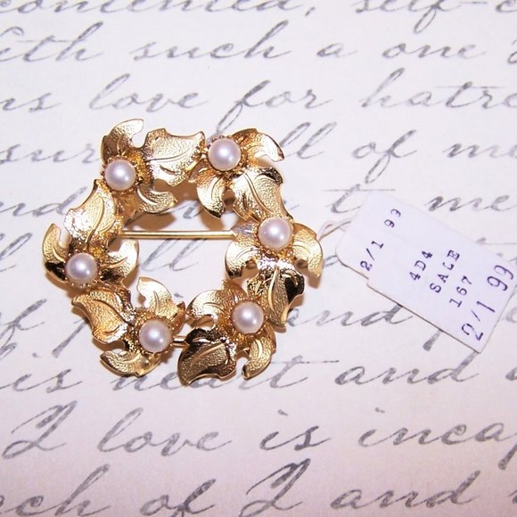 Unsigned Yellow Gold Metal and Faux Pearl Wreath Pin with Original Price Tag - Picture 2 of 6